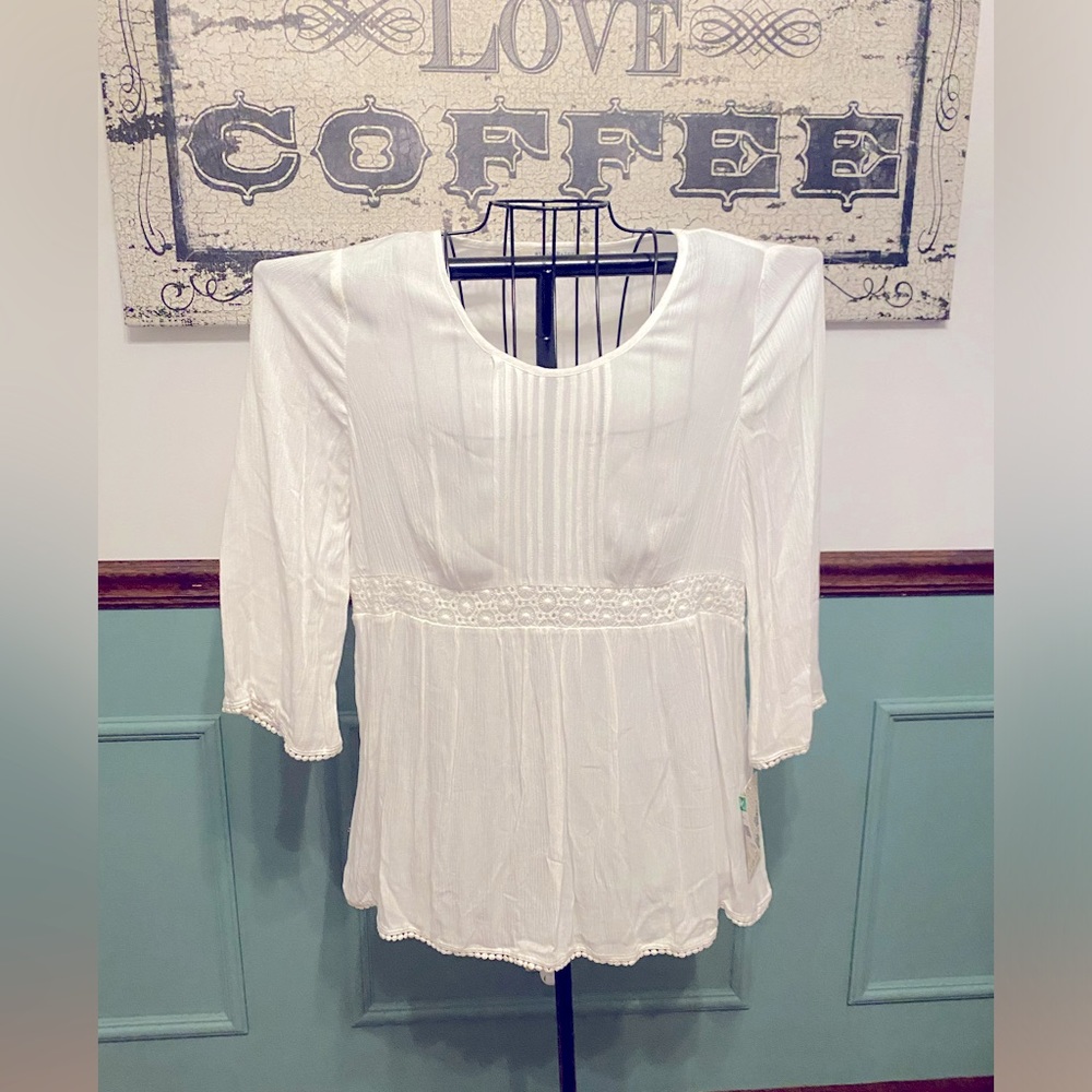 peasant boho style white blouse with detail. Light and roomy. Size M